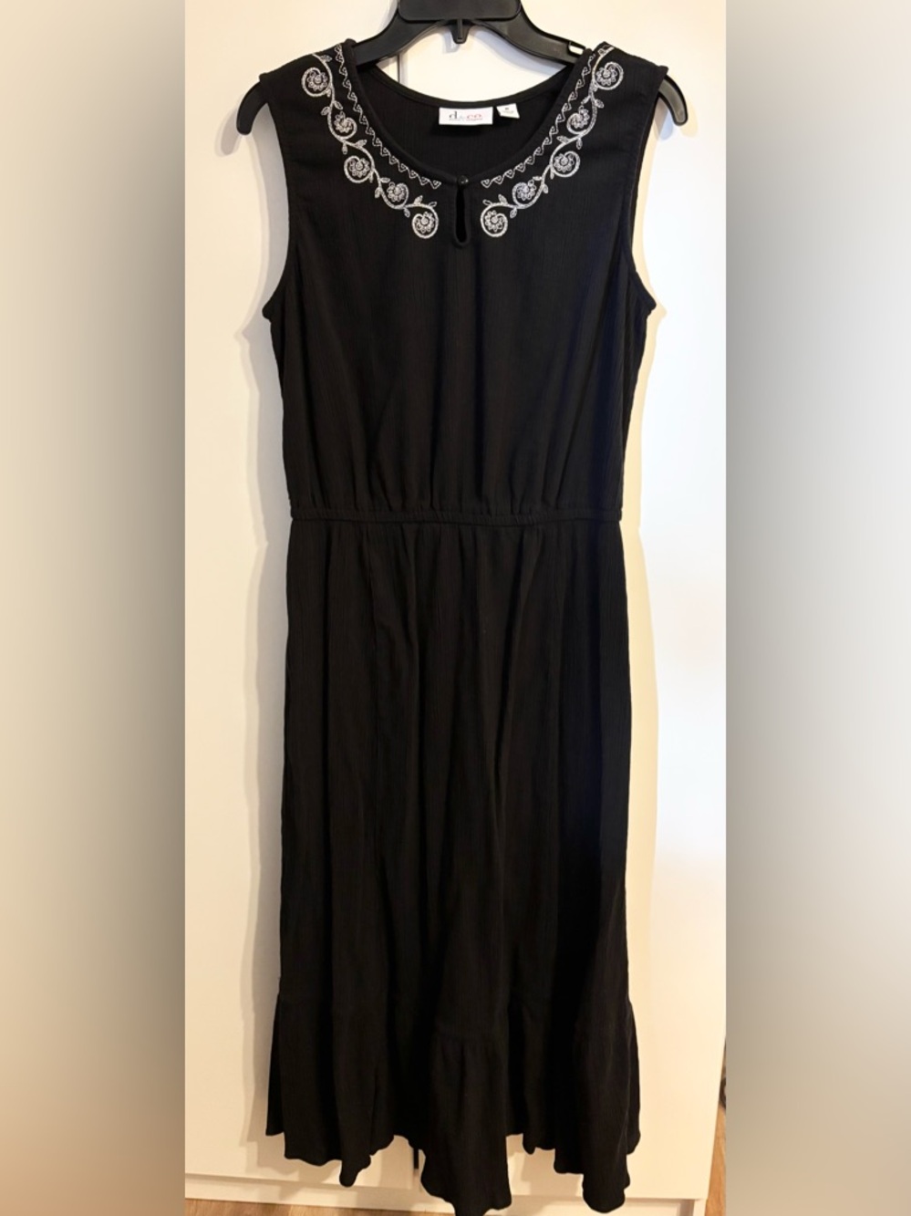 Sleeveless Black Midi Dress - Classic Everyday Style
